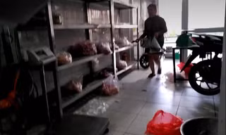 Thịt được phân loại, bày trên kệ chờ nhân viên mang đi giao