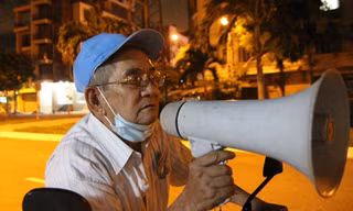 Sau bữa cơm tối, ông Nguyễn Văn Hoanh (tổ trưởng tổ 50, phường Mỹ An, quận Ngũ Hành Sơn) lại vác loa đi tuyên truyền khắp khu phố để nhắc nhở bà con tuân thủ “ai ở đâu ở yên đó”