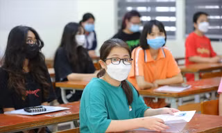 Thí sinh làm thủ tục dự thi tại một điểm trường. Ảnh: Trọng Tài