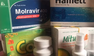 Người dân cần thận trọng khi tự mua và dự phòng thuốc Molnupiravir điều trị COVID-19. Ảnh: Thái Hà