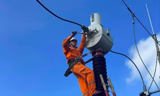 Áp dụng giá điện hai thành phần sẽ giúp tránh tình trạng doanh nghiệp khai vống nhu cầu sử dụng điện thực tế. Ảnh: Nguyễn Bằng