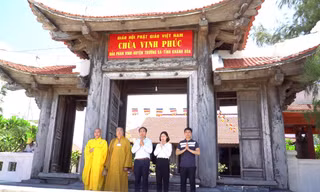 Trước cổng chùa trên đảo Phan Vinh, thứ 2 từ trái qua là Hoà thượng Thích Thanh Nhiễu - Phó Chủ tịch thường trực Hội đồng Trị sự Giáo hội Phật Giáo Việt Nam, thứ 3 từ trái qua là ông Nguyễn Văn Trường - Giám đốc Doanh nghiệp XD Xuân Trường, đơn vị được cấp phép và phát tâm tôn tạo 9 ngôi chùa trên 9 đảo ở Trường Sa 