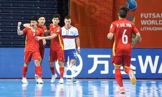 Các cầu thủ Futsal Việt Nam trên sân bóng World Cup