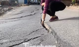 Sụt lún trên đường Vũ Tông Phan. Ảnh: Duy Phạm