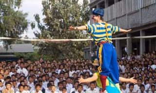 Các chú hề biểu diễn ở Myanmar 