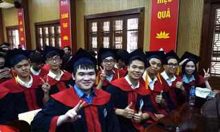 Sinh viên ĐH Quốc gia Hà Nội trong lễ tốt nghiệp. Ảnh: Hoa Ban