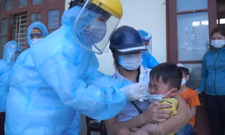 Xét nghiệmCOVID-19 cho trẻ em. Ảnh: Tuấn Dũng
