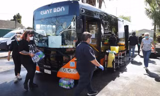 Người dân đợi tại một xe buýt tiêm chủng ở Auckland 