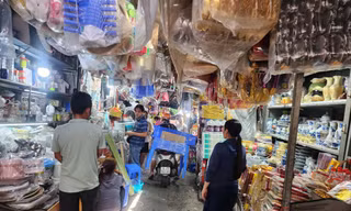 Bên trong chợ Láng Thượng