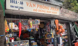 Một cửa hàng bán hàng trăm loại đồ chơi trước cổng Trường THCS Khương Thượng, quận Đống Đa (Hà Nội)