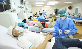 Cơ chế tiền lương bất hợp lý đối với lĩnh vực y tế khiến nhiều nhân viên y tế nghỉ việc