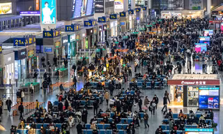 Du khách chờ tàu tại ga xe lửa Hồng Kiều ngày 30/12/2022 tại Thượng Hải, Trung Quốc. Ảnh: VCG