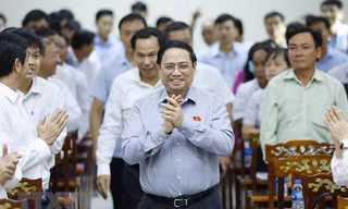 Thủ tướng Phạm Minh Chính và đoàn đại biểu TP Cần Thơ tiếp xúc cử tri. ẢNH: TTXVN