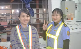 Các nữ gác chắn làm nhiệm vụ không kể ngày đêm