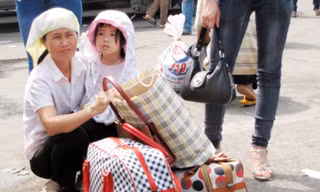Khổ nhất vẫn là các gia đình có con nhỏ và người già