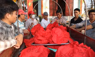 Người dân làng chài làm điều đặc biệt ở nghĩa địa cá Ông lớn nhất Việt Nam