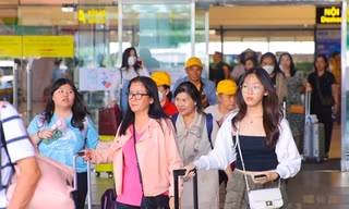 Khách qua sân bay Nội Bài bất ngờ giảm mạnh 