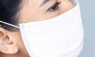 Làm gì khi da nổi mụn vì đeo khẩu trang liên tục?