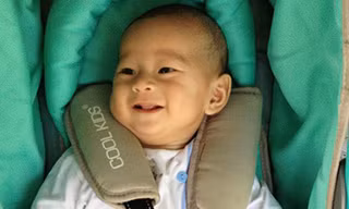 Bé Huy luôn cười tươi.