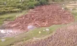 Hãi hùng chứng kiến dòng lũ cuồn cuộn đổ về ở Sơn La