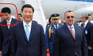 Vệ sĩ (người được khoanh đỏ) của ông Tập Cận Bình luôn theo sát từng bước chân.