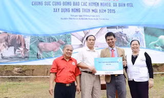Đại diện FrieslandCampina Việt Nam trao tặng 10 con bò cho Đại diện Hội Chữ Thập Đỏ Bắc Cạn.