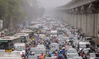 Chôn chân trong mưa lạnh, ngửi khói xe buýt vì tắc nghẽn