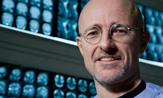Bác sĩ Sergio Canavero, người nguyên bố có thể ghép đầu người năm 2017. Ảnh: oggi.it