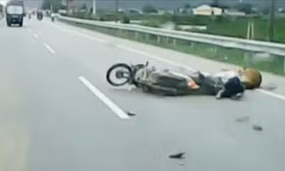 Xe máy húc văng bò trên đường quốc lộ ở Thanh Hóa