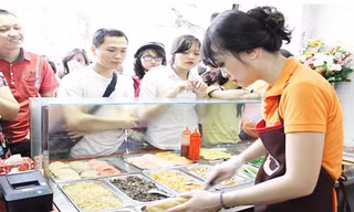 Minh Nhật tất bật trong ngày khai trương cửa hàng bánh mỳ. Ảnh: TL.