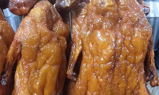 Vịt được nhuộm phẩm màu thành vàng óng.