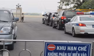 Sáng nay, nhiều xe công vụ xếp hàng vào khu vực đỗ hạ cánh tại cổng An ninh số 1 sân bay Đà Nẵng. 