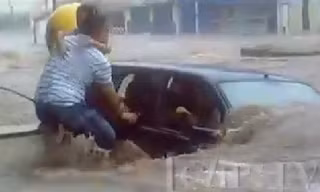 Giải cứu người trong ôtô bị mắc kẹt giữa dòng lũ cuồn cuộn