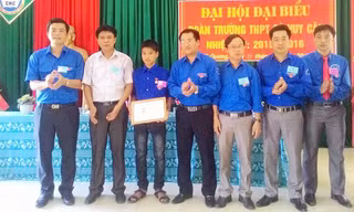 Tỉnh đoàn Hà Tĩnh trao tặng huy hiệu “Tuổi trẻ dũng cảm” cho em Nguyễn Hữu Thắng.