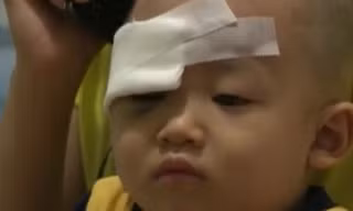 Bé 23 tháng tuổi suýt hỏng mắt vì nạn ném đá vào xe khách