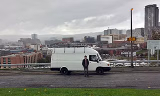 Mike và chiếc xe của mình đang chuẩn bị rời khỏi Sheffield vào đầu năm 2014. Ảnh: Mike Hudson.
