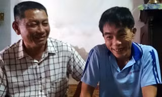 Ông Nguyễn Văn Đạo (bên phải) tươi cười bên ân nhân cứu mạng Phạm Tấn Lộc.