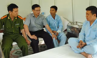 Lãnh đạo Công an TP Buôn Ma Thuột và Công an tỉnh Đăk Lăk thăm hỏi hai cảnh sát bị thương. Ảnh: Kh.Uyên/ VnExpress