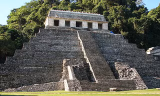 Trong thành phố cổ Palenque của vương quốc Maya ở miền Nam Mexico, có một kim tự tháp đồ sộ được gọi là đền Tưởng Niệm. 