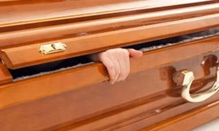 Cụ bà bất ngờ sống lại khi đang tiến hành khâm niệm. Tuy nhiên người ta xác định đây có thể là hiện tượng chết lâm sàng. Ảnh minh họa.