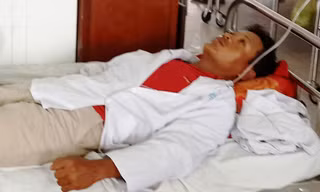 Bệnh nhân bị ngộ độc đang điều trị tại bệnh viện. Ảnh: Hòa Hội.