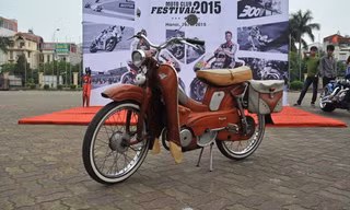 Giữa một "rừng" môtô PKL tại Motul Moto Club 2015, chiếc xe đạp máy Mobylette lại là điểm nhấn bởi sự thanh lịch, cổ kính của nó.