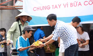 Hơn 1000 phần cơm chay trao người nghèo