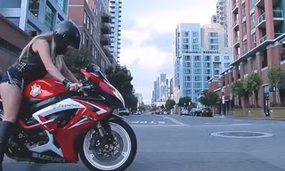 Kiều nữ chân dài miên man 'đốt lốp' Suzuki GSX-R