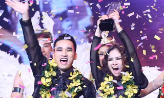 Giây phút đăng quang của cặp thí sinh Hà Duy - Dương Hoàng Yến.