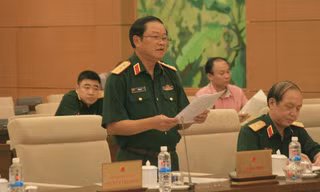 Thượng tướng Đỗ Bá Tỵ báo cáo Ủy ban Thường vụ Quốc hội sáng 13/8. Ảnh: DN.