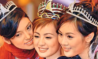 Lữ Tinh Tinh (giữa) và các Á hậu châu Á 2004.