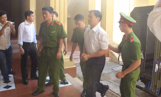 Bị cáo Ngô Văn Vinh được dẫn giải đến tòa án.