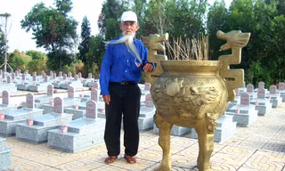 Cụ Khiết thắp hương tại nghĩa trang liệt sỹ huyện Năm Căn, tỉnh Cà Mau.