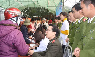 Đội ngũ y, bác sĩ cùng lực lượng Công an phối hợp công tác hướng dẫn bà con ghi phiếu khám bệnh.